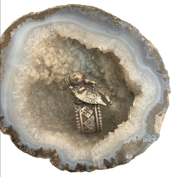 Rare  Vintage 1960’s Unique Silver Handcrafted ring.  Bird on carved design band - Picture 1 of 10